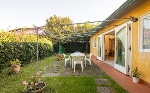 Villa Isola: Pianta, Cielo, Mobilia, Finestra, Vaso Di Fiori, Costruzione, Fiore, Sedia, Pianta Della Casa, Erba