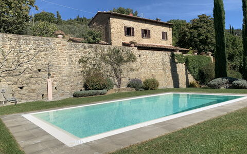Villa Adelfa: Acqua, Cielo, Costruzione, Pianta, Azzurro, Piscina, Finestra, Rettangolo, Albero, Lotto