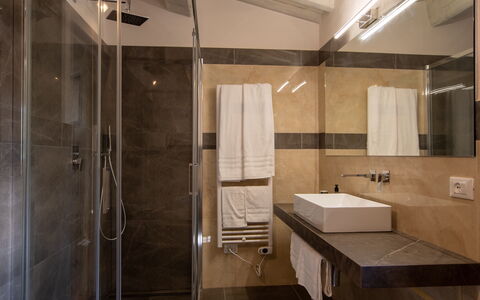 Villa Lucarella: Interior Design, Pavimentazione, Pavimento, Bagno, Idraulico Fixture, Camera, Mobilia, Illuminazione, Soffitto, Lavello