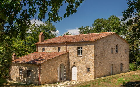Villa Lucarella: Erba, Albero, Casa, Casa, Villetta, Agriturismo, Facciata, Area Rurale, Estate