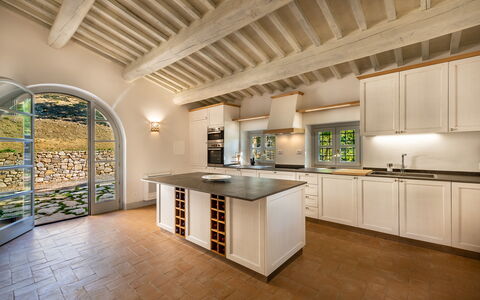 Villa Lucarella: Cucina, Interior Design, Pavimentazione, Controsoffitto, Legna, Soffitto, Cabinetry, Mobilia, Pavimento, Elettrodomestico Da Cucina