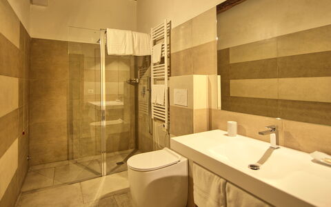 Palazzo Bello: Proprietà, Rubinetto, Lavello, Idraulico Fixture, Costruzione, Bagno, Interior Design, Casa, Legna, Pavimentazione