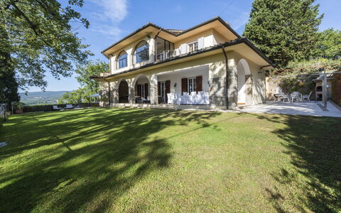 Villa Monteresi: Pianta, Cielo, Costruzione, Albero, Finestra, Lotto, Villetta, Erba, Nube, Zona Residenziale