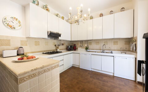 Villa Monteresi: Cabinetry, Controsoffitto, Proprietà, Lavello, Cucina, Legna, Cucina Stufa, Illuminazione, Interior Design, Pavimentazione