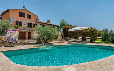 Villa Montone: Acqua, Cielo, Pianta, Proprietà, Costruzione, Azzurro, Piscina, Albero, Shade, Tempo Libero