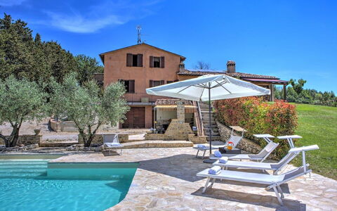 Villa Montone: Pianta, Acqua, Cielo, Costruzione, Proprietà, Azzurro, Piscina, Mobili Da Esterno, Albero, Nube