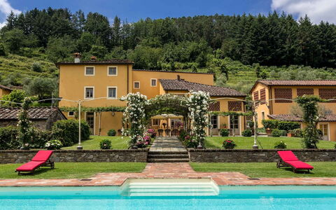 Villa Castellaccio: Acqua, Pianta, Cielo, Nube, Proprietà, Costruzione, Finestra, Albero, Natura, Verde