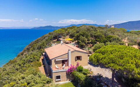Villa Giuliana: Cielo, Nube, Acqua, Pianta, Montagna, Proprietà, Costruzione, Finestra, Azzurro, Blu