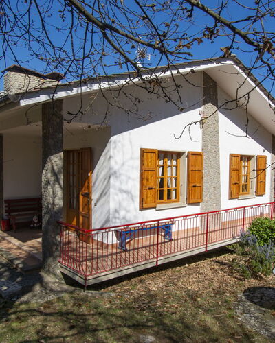 Vittoria: Sky, Plant, Building, Property, Window, Tree, Slope, Land Lot, House, Urban Design