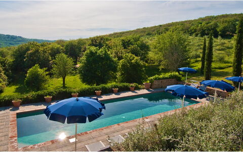 Villa Badia: Acqua, Cielo, Nube, Pianta, Piscina, Ombrello, Azzurro, Albero, Mobili Da Esterno, Costruzione