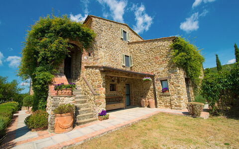 Villa Badia: Nube, Pianta, Cielo, Costruzione, Proprietà, Finestra, Blu, Casa, Vaso Di Fiori, Architettura