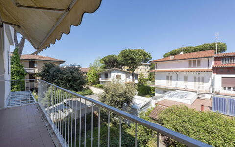 Casa Lelia: Cielo, Pianta, Costruzione, Proprietà, Finestra, Albero, Urban Design, Casa, Recinzione, Parete