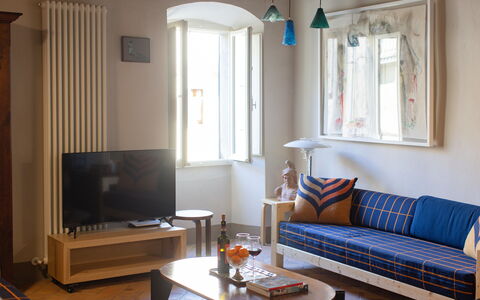 Appartamento Palei: Tavolo, Divano, Mobilia, Proprietà, Finestra, Cornice, Comfort, Legna, Azzurro, Costruzione