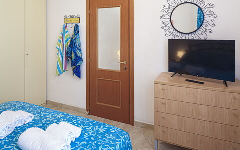 Apartments Mafalda - Levanto: Proprietà, Mobilia, Cabinetry, Blu, Interior Design, Specchio, Comfort, Legna, Costruzione, Pavimento