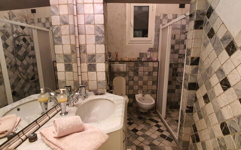 Lucida: Specchio, Idraulico Fixture, Proprietà, Rubinetto, Lavello, Costruzione, Lavandino Del Bagno, Bagno, Interior Design, Viola