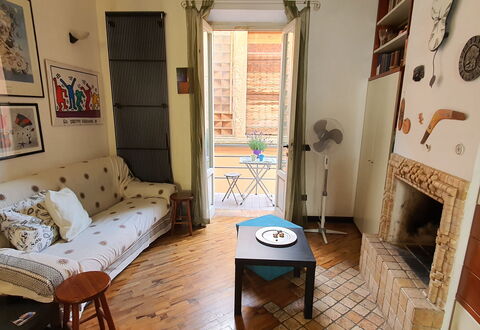 Lucida: Tavolo, Mobilia, Cornice, Proprietà, Legna, Azzurro, Sedia, Interior Design, Pavimento, Comfort