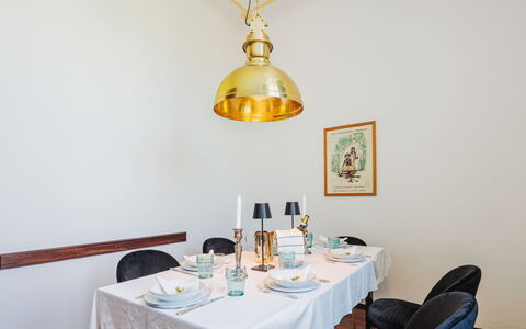 Villa Diana: Mobilia, Proprietà, Comfort, Azzurro, Legna, Tessile, Costruzione, Interior Design, Telaio Del Letto, Letto