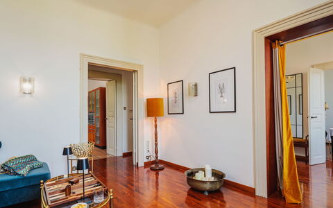 Villa Diana: Mobilia, Proprietà, Comfort, Azzurro, Legna, Tessile, Costruzione, Interior Design, Telaio Del Letto, Letto