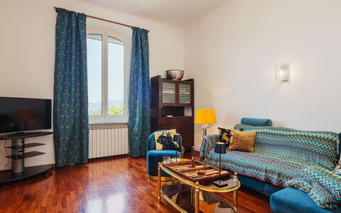 Villa Diana: Mobilia, Proprietà, Comfort, Azzurro, Legna, Tessile, Costruzione, Interior Design, Telaio Del Letto, Letto