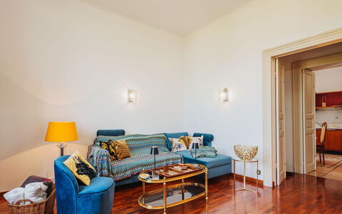 Villa Diana: Mobilia, Proprietà, Comfort, Azzurro, Legna, Tessile, Costruzione, Interior Design, Telaio Del Letto, Letto
