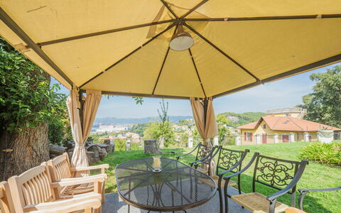 Villa Diana: Pianta, Tavolo, Mobilia, Sedia, Shade, Tavolo Esterno, Mobili Da Esterno, Illuminazione, Albero, Interior Design