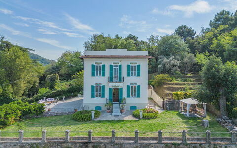 Villa Diana: Pianta, Cielo, Nube, Costruzione, Finestra, Albero, Casa, Lotto, Recinzione, Erba
