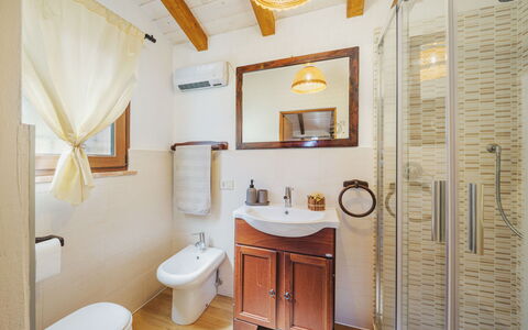 Il Nido: Specchio, Proprietà, Idraulico Fixture, Lavello, Rubinetto, Mobiletto Del Bagno, Lavandino Del Bagno, Bagno, Illuminazione, Interior Design