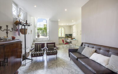 Appartamento Mara: Mobilia, Divano, Tavolo, Cabinetry, Interior Design, Sedia, Legna, Pianta Della Casa, Soggiorno, Pavimento