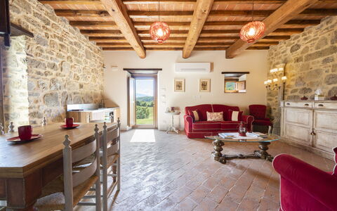 Villa Campestri: Mobilia, Tavolo, Illuminazione, Legna, Pavimentazione, Pavimento, Soggiorno, Fascio, Immobiliare, Costruzione