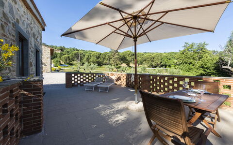 Villa Campestri: Proprietà, Mobilia, Cielo, Pianta, Costruzione, Tavolo, Shade, Legna, Interior Design, Mobili Da Esterno