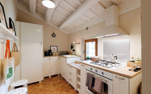 Appartamento Mancini: Rubinetto, Proprietà, Cabinetry, Lavello, Idraulico Fixture, Controsoffitto, Cucina, Legna, Interior Design, Pavimento