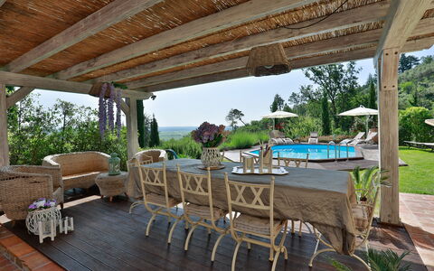 La Quiete: Pianta, Proprietà, Tavolo, Sedia, Shade, Interior Design, Mobili Da Esterno, Albero, Vaso Di Fiori, Tempo Libero