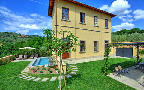 Casa Lionardo: Cloud, Sky, Plant, Property, Building, Window, Land Lot, Tree, Architecture, Grass