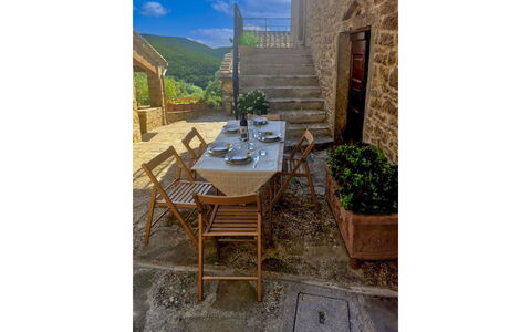 La Casa nel Borgo: Collina, Piscina, Catena Montuosa, Mobili Da Esterno, Eco Hotel, Flagstone, Ricorrere, Cresta, Landscaping, Tropici