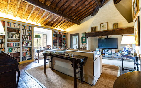 Podere La Torre: Proprietà, Mobilia, Tavolo, Costruzione, Legna, Architettura, Casa, Pavimento, Interior Design, Soggiorno