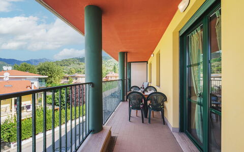 Appartamento Pietrasanta: Pianta, Proprietà, Costruzione, Cielo, Nube, Shade, Finestra, Portico, Immobiliare, Vaso Di Fiori