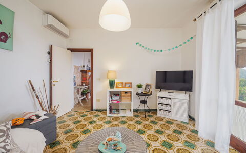 Casa Giulia: Proprietà, Verde, Decorazione, Tavolo, Legna, Interior Design, Soggiorno, Pavimentazione, Costruzione, Pavimento