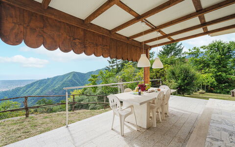 Casa Giulia: Pianta, Proprietà, Cielo, Tavolo, Shade, Legna, Mobili Da Esterno, Costruzione, Albero, Tempo Libero