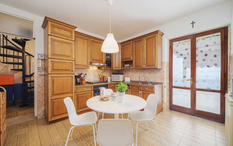 Casa Giulia: Tavolo, Mobilia, Proprietà, Cabinetry, Controsoffitto, Sedia, Cucina, Legna, Illuminazione, Interior Design