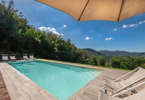 San Tommaso: Water, Sky, Property, Daytime, Swimming Pool, Azure, Nature, Umbrella, Building, Cloud