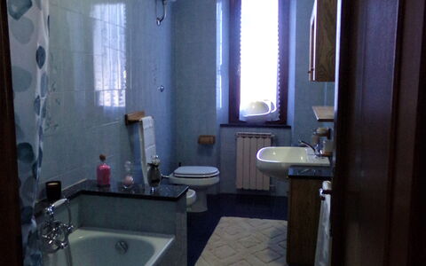 Il Campanile: Rubinetto, Vasca Da Bagno, Idraulico Fixture, Specchio, Proprietà, Lavello, Finestra, Bagno, Interior Design