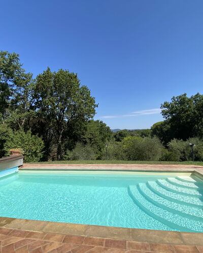 Villa le Querce: Water, Sky, Daytime, Property, Nature, Azure, Swimming Pool, Rectangle, Shade, Grass