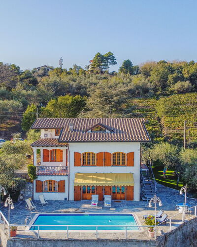 Villa Mistral: Wood, Lighting, Interior Design, Flooring, Floor, Living Room, Real Estate, Hardwood, Table, Beam