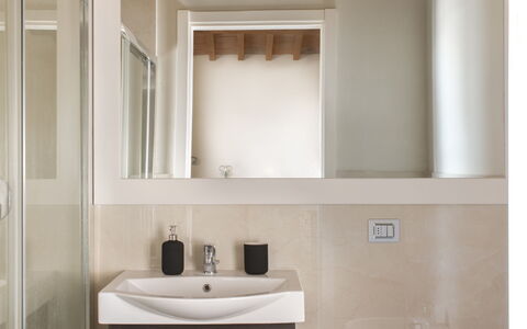Casa San Piero: Cabinetry, Mobilia, Proprietà, Specchio, Legna, Bagno, Mobiletto Del Bagno, Cassetto, Interior Design, Pavimento