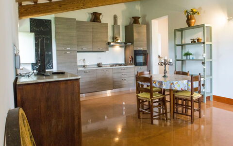 Villa Tavernacce: Controsoffitto, Proprietà, Cabinetry, Tavolo, Mobilia, Legna, Cucina, Interior Design, Elettrodomestico Da Cucina, Sedia