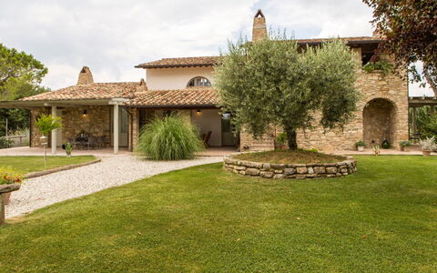 Villa Tavernacce: Pianta, Cielo, Proprietà, Nube, Albero, Costruzione, Lotto, Casa, Erba, Paesaggio