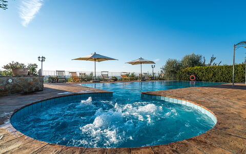 Villa i Colli: Water, Cloud, Sky, Plant, Swimming Pool, Azure, Tree, Natural Landscape, Shade, Aqua