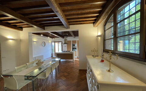 Villa Tresanti: Cabinetry, Mobilia, Controsoffitto, Rubinetto, Lavello, Finestra, Legna, Cucina, Tavolo, Interior Design