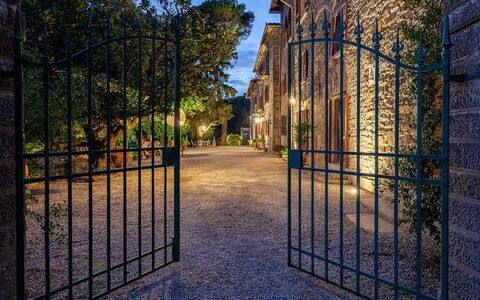 Villa Torreone: Pianta, Costruzione, Cielo, Albero, Manto Stradale, Luce Del Sole, Recinzione, Shade, Tinte E Ombre, Legna