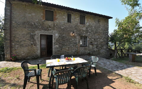 Villa Antelminelli: Pianta, Proprietà, Costruzione, Mobilia, Finestra, Tavolo, Cielo, Albero, Sedia, Tavolo Esterno